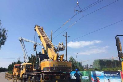 黄岛区供电公司带电作业撤除10千伏石鸣甲线021号杆并重新组立线杆