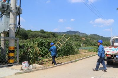 福山区供电公司检查跳闸台区变压器 表箱等