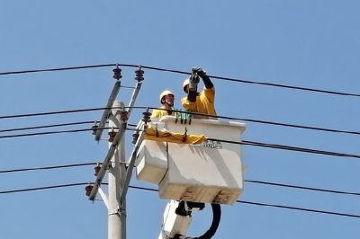 梁山县供电公司在10千伏西环路线6号杆 9号杆开展带电作业