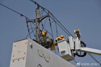 东平县供电公司10千伏文秀线29号杆带电作业