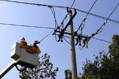 陵城区供电公司在10千伏丁园线为一企业带电接火