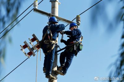 济阳区供电公司员工对10千伏镇北线进行检修改造