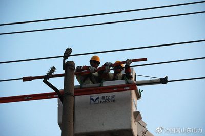 成武县供电公司带电拆除了10千伏新大街线37号杆