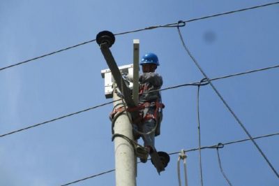元氏县供电公司对“煤改电”项目配套电力设施进行改造