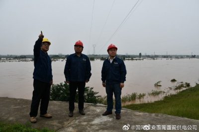 临潼：“电小二”冒雨对跨越渭河35千伏输电线路临田线32号杆塔进行特巡