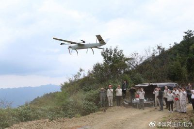 重庆电力公司利用无人机巡视雪宝山无人区