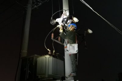 赣州开发区供电公司在10千伏湖水线塔前公变更换损坏的设备线夹