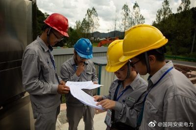 参加变电运检劳动竞赛的参赛者正在向裁判汇报自己对故障的分析