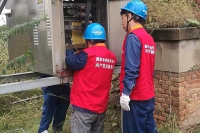 渭南临渭区西庆屯东变漏电保护器进水抢修