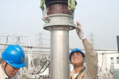 500千伏梅里变进行主变套管隐患排除工作