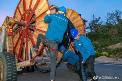 “煤改电”二期工程新建线路进行电缆敷设作业