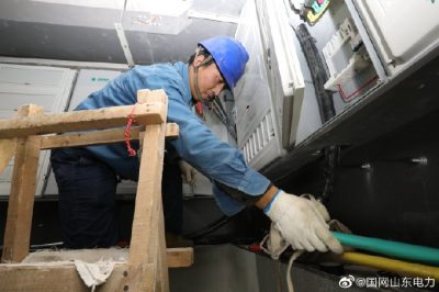 武城县供电公司冒雨敷设电缆保护管道