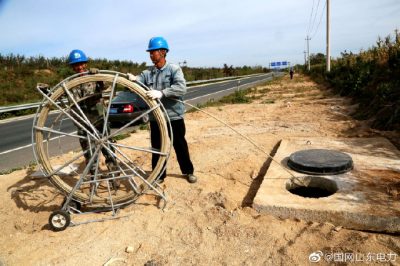 潮水机场路35千伏季崮线进行入地电缆敷设工作