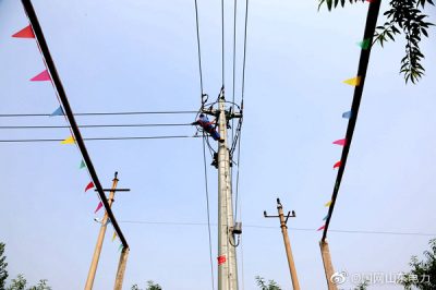 汶上县供电公司在10千伏刘庄线22号杆加装智能开关