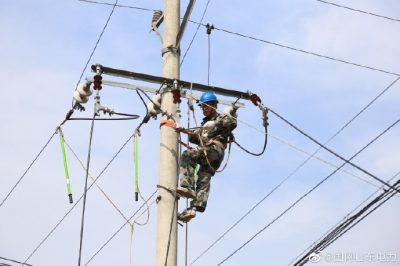 临沂供电公司施工人员对10千伏凤凰九线进行线路升级改造