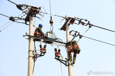 庆云县供电公司对开发区线12号杆更换开关