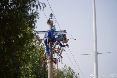 华明工厂支线进行升级裸铝线换电缆
