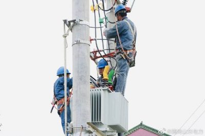 金马村新建电力工程进行组装台架变工作