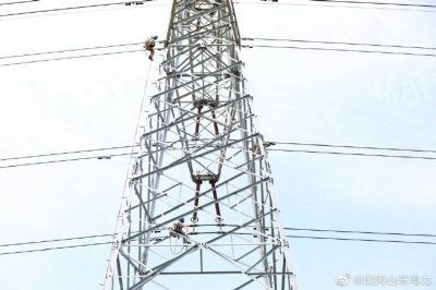 威海供电公司对铁塔破股导线进行修复