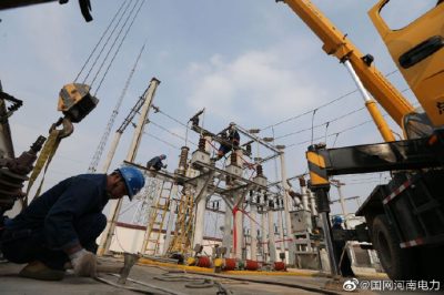 温县供电公司组织20余名员工对35千伏黄庄变电站进行综合检修