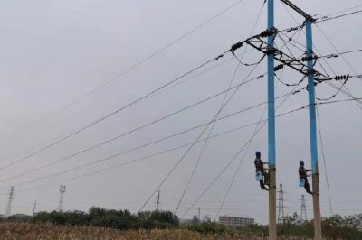 武安市供电公司在35千伏杜营1线对电杆进行防护