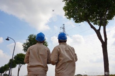 太仓市供电公司用无人机对辖区内的220千伏线路进行巡视