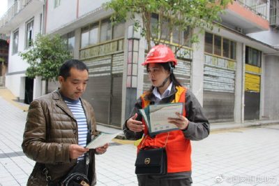 重庆铜梁供电公司上门为小区居民解决用电事宜