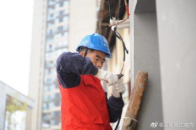 武隆供电公司对油坊社区老旧房屋线路排查