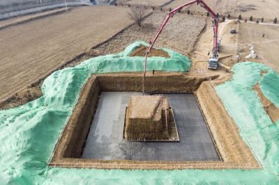 30米见方的深基坑内浇制铁塔基础施工现场