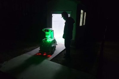 智能机器人对220千伏于庄变电站进行夜间红外特巡