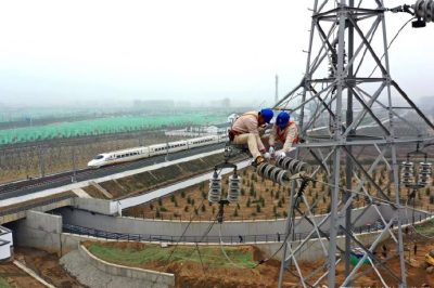 睢宁高铁站附近的35千伏庆梁线30号铁塔上消缺