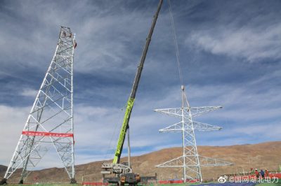 海拔4000余米的110千伏线路施工现场