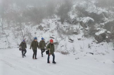 110千伏牛莲线进行雪后特巡工作