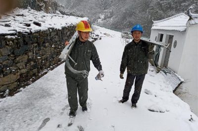 湖北竹山县得胜镇八道村因暴雪造成19号电杆断裂