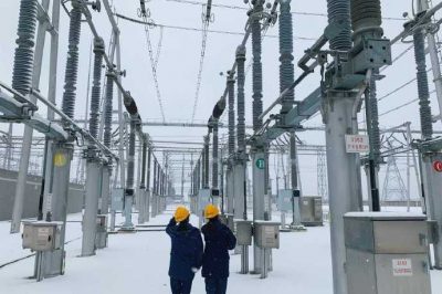 750千伏洛川变运维人员冒雪开展雪天特巡