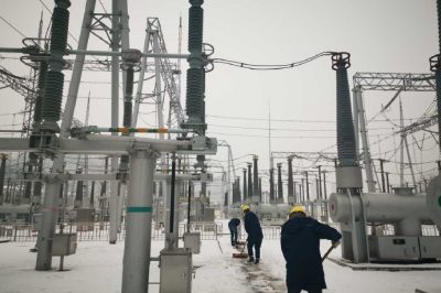 国网延安供电公司330kV延安变开展雪后巡视路线