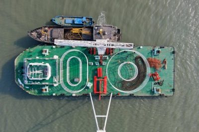 长电3号海底电缆检修船上电缆搬运至驳船平台