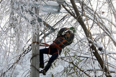 雨雪中紧急抢修受损的10千伏双寺支线