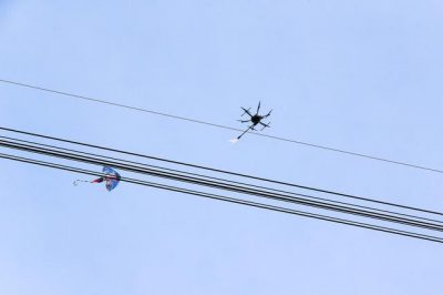泰州电网无人机“发火” 高压线上风筝断落