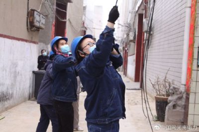 城区老旧小区低压线路改造施工现场