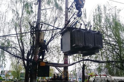 许昌供电公司冒雨对变压器进行紧急抢修