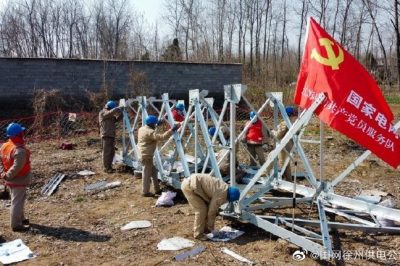加快35千伏艾柳线铁塔组立“战疫”