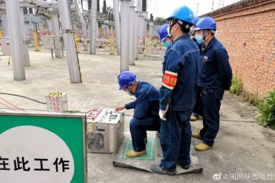 汉中供电公司试验人员在110kV草堰变作业现场