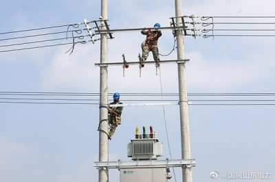 平楼村农田里安装一台配电变压器