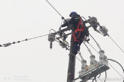 雪打暖春天变脸 冒雪施工不惧寒