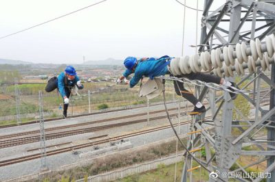 110千伏傅巨牵线配铁路部门巨峰牵引站检修