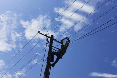 更换10千伏线路电杆低压线路