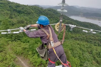 安装防振锤，消除振动力