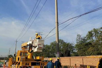 西安供电公司完成带电立杆挂线搭头工作