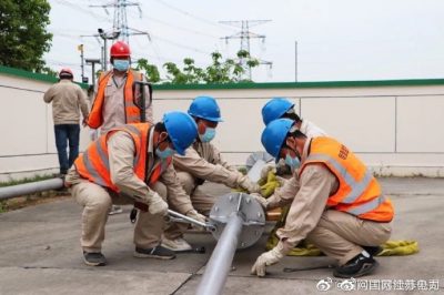 斗山变进行构架避雷针的调换工作